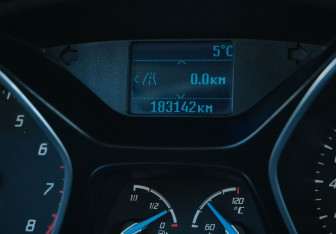 Подержанный автомобиль Ford Kuga 2015 года (15 фото)