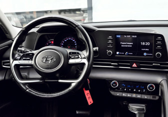 Подержанный автомобиль Hyundai Elantra Sedan 2021 года (25 фото)
