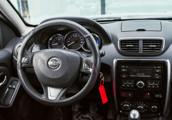 Подержанный автомобиль Nissan Terrano 2017 года (11 фото)