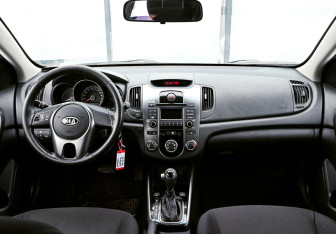 Подержанный автомобиль Kia Cerato Sedan 2010 года (12 фото)
