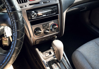 Подержанный автомобиль Hyundai Elantra Sedan 2005 года (10 фото)