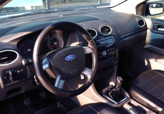 Подержанный автомобиль Ford Focus Sedan 2006 года (14 фото)