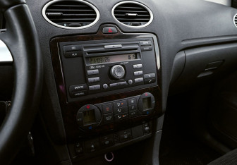 Подержанный автомобиль Ford Focus Hatchback 2006 года (15 фото)