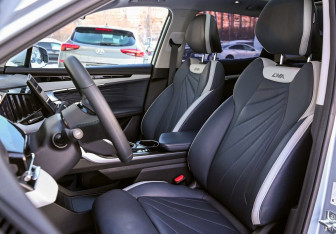 Подержанный автомобиль Geely Atlas 2024 года (9 фото)