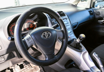 Подержанный автомобиль Toyota Auris Hatchback 2009 года (15 фото)