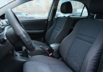 Подержанный автомобиль Toyota Corolla Sedan 2004 года (16 фото)