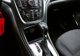 Подержанный автомобиль Opel Astra Wagon 2012 года (11 фото)