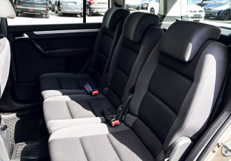 Подержанный автомобиль Volkswagen Touran 2012 года (15 фото)