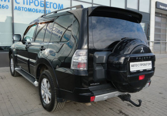 Подержанный автомобиль Mitsubishi Pajero 2013 года (3 фото)