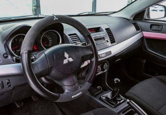 Подержанный автомобиль Mitsubishi Lancer Sedan 2010 года (10 фото)