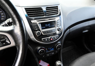 Подержанный автомобиль Hyundai Solaris Hatchback 2015 года (10 фото)