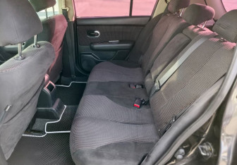 Подержанный автомобиль Nissan Tiida Hatchback 2012 года (18 фото)