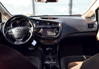 Подержанный автомобиль Kia Ceed Hatchback 2016 года (19 фото)