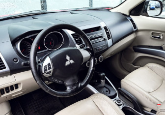 Подержанный автомобиль Mitsubishi Outlander 2007 года (14 фото)