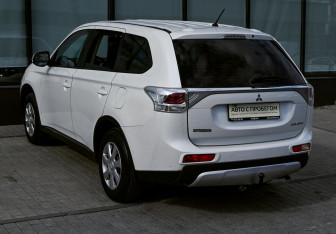 Подержанный автомобиль Mitsubishi Outlander 2014 года (3 фото)