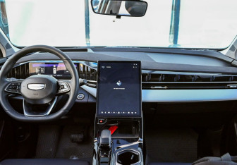 Подержанный автомобиль Geely Atlas 2024 года (12 фото)