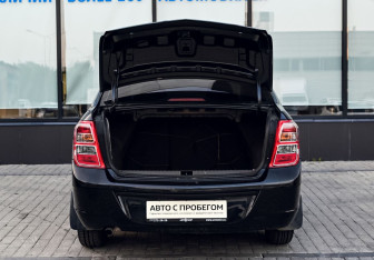 Подержанный автомобиль Chevrolet Cobalt Sedan 2013 года (18 фото)