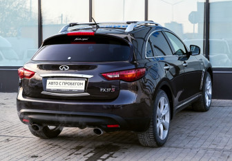 Подержанный автомобиль Infiniti FX 2010 года (5 фото)