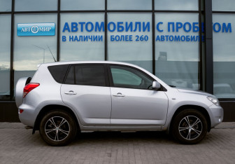 Подержанный автомобиль Toyota RAV4 2007 года (6 фото)