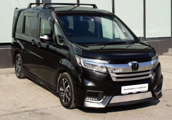 Подержанный автомобиль Honda Stepwgn 2017 года (7 фото)