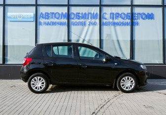 Подержанный автомобиль Renault Sandero 2015 года (6 фото)