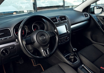Подержанный автомобиль Volkswagen Golf Hatchback 2012 года (13 фото)