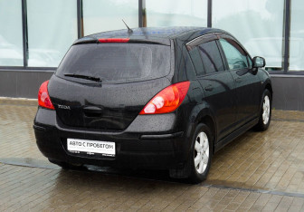 Подержанный автомобиль Nissan Tiida Hatchback 2011 года (5 фото)