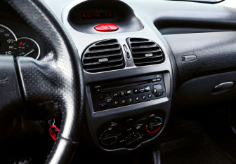 Подержанный автомобиль Peugeot 206 Hatchback 2007 года (10 фото)