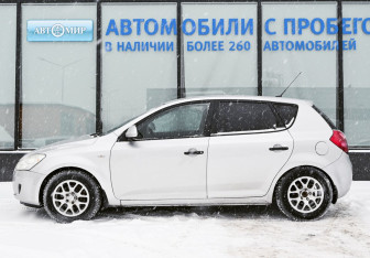 Подержанный автомобиль Kia Ceed Hatchback 2007 года (2 фото)