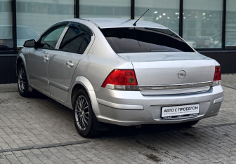 Подержанный автомобиль Opel Astra Sedan 2008 года (3 фото)