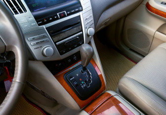 Подержанный автомобиль Lexus RX 2007 года (9 фото)