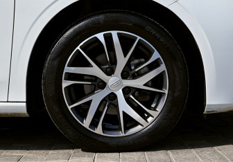 Подержанный автомобиль Geely Emgrand 2023 года (20 фото)