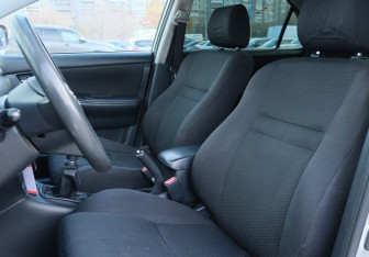 Подержанный автомобиль Toyota Corolla Sedan 2005 года (17 фото)