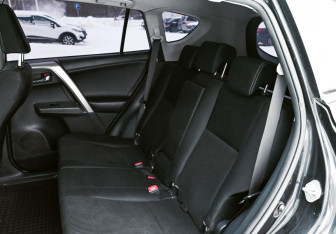 Подержанный автомобиль Toyota RAV4 2014 года (19 фото)