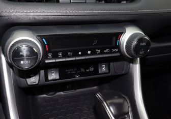 Подержанный автомобиль Toyota RAV4 2020 года (11 фото)