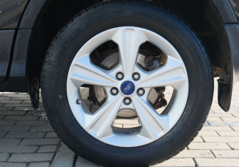 Подержанный автомобиль Ford Kuga 2015 года (19 фото)