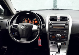 Подержанный автомобиль Toyota Corolla Sedan 2010 года (18 фото)