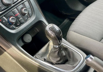 Подержанный автомобиль Opel Astra Hatchback 2011 года (12 фото)