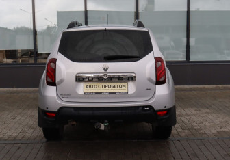Подержанный автомобиль Renault Duster 2015 года (4 фото)
