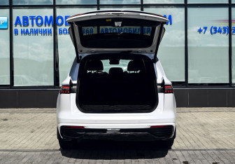 Подержанный автомобиль Geely Monjaro 2023 года (22 фото)