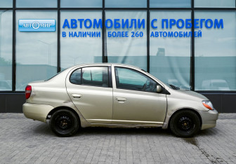 Подержанный автомобиль Toyota Platz 2000 года (6 фото)