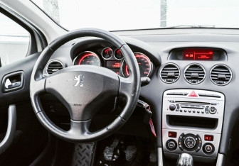 Подержанный автомобиль Peugeot 308 Hatchback 2009 года (11 фото)