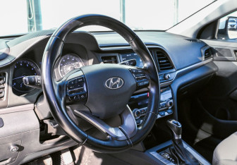 Подержанный автомобиль Hyundai Elantra Sedan 2019 года (13 фото)