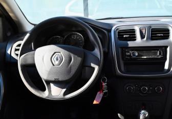 Подержанный автомобиль Renault Logan Sedan 2016 года (18 фото)