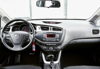 Подержанный автомобиль Kia Ceed Hatchback 2015 года (19 фото)