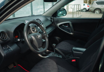 Подержанный автомобиль Toyota RAV4 2010 года (9 фото)