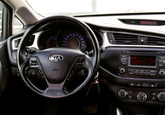 Подержанный автомобиль Kia Ceed Hatchback 2017 года (19 фото)