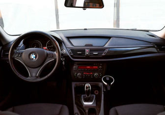 Подержанный автомобиль BMW X1 2012 года (18 фото)