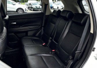 Подержанный автомобиль Mitsubishi Outlander 2014 года (17 фото)