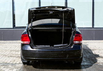 Подержанный автомобиль Volkswagen Polo Sedan 2012 года (19 фото)